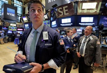 Биржи США завершили пятницу в основном в минусе на отчетах компаний