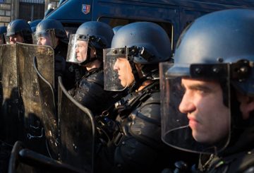 В Париже демонстранты против насилия полиции заблокировали входы в лицеи