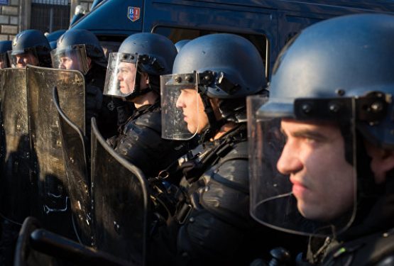 В Париже демонстранты против насилия полиции заблокировали входы в лицеи