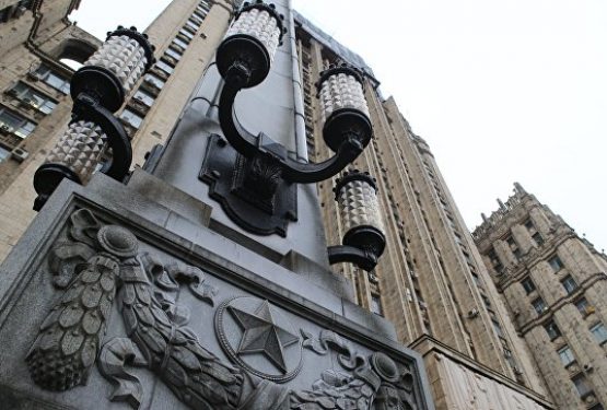 МИД не будет снимать советский герб с фасада своего главного здания