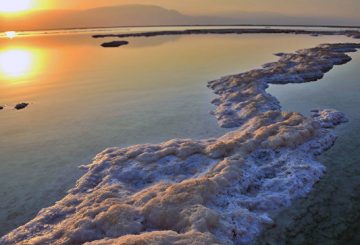 Два моряка южнокорейского сухогруза спасены, поиски 22 человек продолжаются
