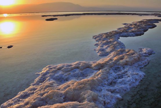 Два моряка южнокорейского сухогруза спасены, поиски 22 человек продолжаются