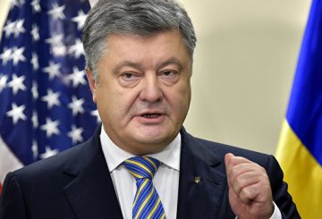 Порошенко заявил, что Украина не будет получать от США летальное оружие