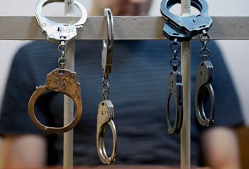В Омске двое полицейских получили три года колонии за избиение задержанного