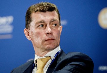Тратить государственные деньги на подарки нельзя, напомнил Топилин