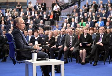 Эксперт: Путин слушает людей и делает то, что хочет общество