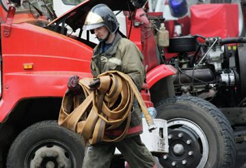 При пожаре в Самарской области погибли трое детей, сообщил источник