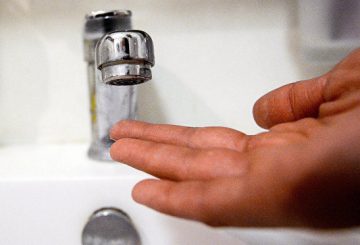 В Омске пять жилых домов и школа остались без воды