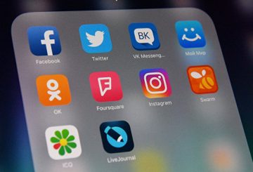 В Госдуме предложили политикам вести соцсети на английском языке