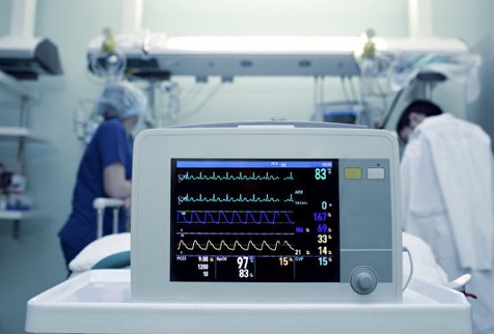 Скончалась одна из девочек-близнецов, упавших с девятого этажа в Кирове