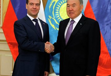 Назарбаев поздравил Медведева с назначением на пост премьера