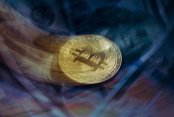 Стоимость биткоина опустилась ниже психологической отметки