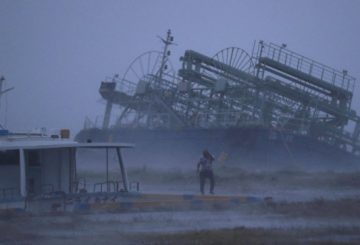 В Японии число отмененных из-за тайфуна «Трами» рейсов превысило 1120
