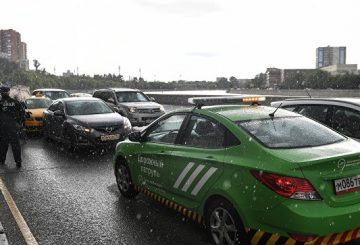Москвичам посоветовали оставить дома машины на летней резине