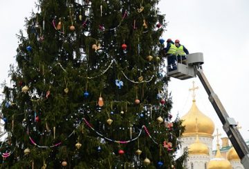 В Москве на новогодних площадках появятся более 500 елей